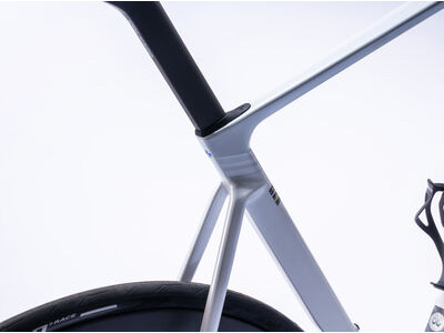 COLNAGO V5rs Disc 2025 Carbon Road Complete Bike Dura Ace Di2 White Blue click to zoom image