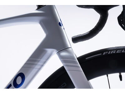 COLNAGO V5rs Disc 2025 Carbon Road Complete Bike Dura Ace Di2 White Blue click to zoom image