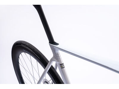 COLNAGO V5rs Disc 2025 Carbon Road Complete Bike Ultegra Di2 White Blue click to zoom image